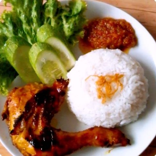 https://belanjar.com/storage/126/6644549b2ea68_nasi-ayam-bakar-foto-resep-utama.jpg